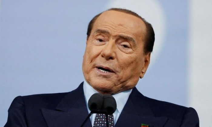 Berlusconi padece leucemia y está internado en terapia intensiva