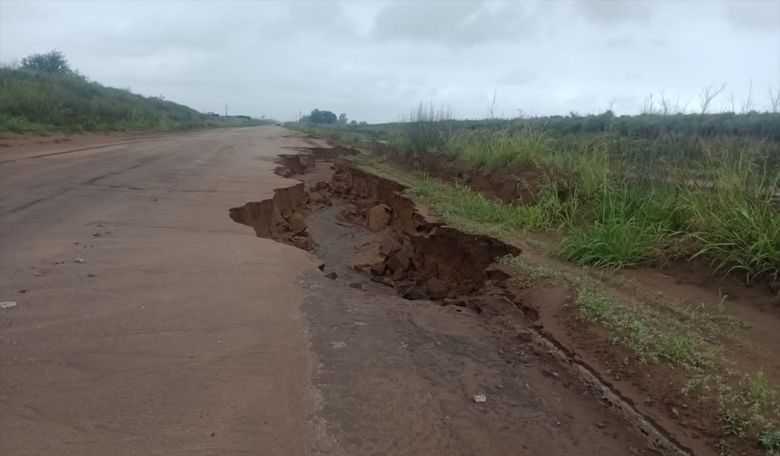 Por las lluvias comienzan los problemas para transitar por los caminos rurales